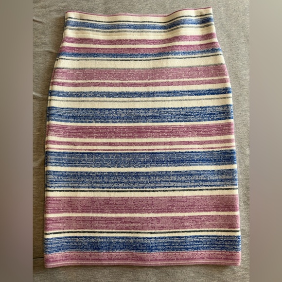 New BCBGMAXAZRIA stretch skirt size L.Pink, blue and cream.